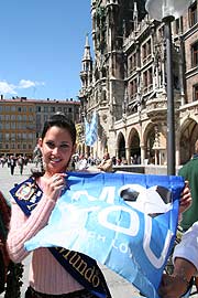 Flagge zeigt auch Rebeca Flores, die ecuadorianische Schönheitskönigin und Teilnehmerin an den Miss World Wahlen 2006 (Foto: Martin Schmitz)